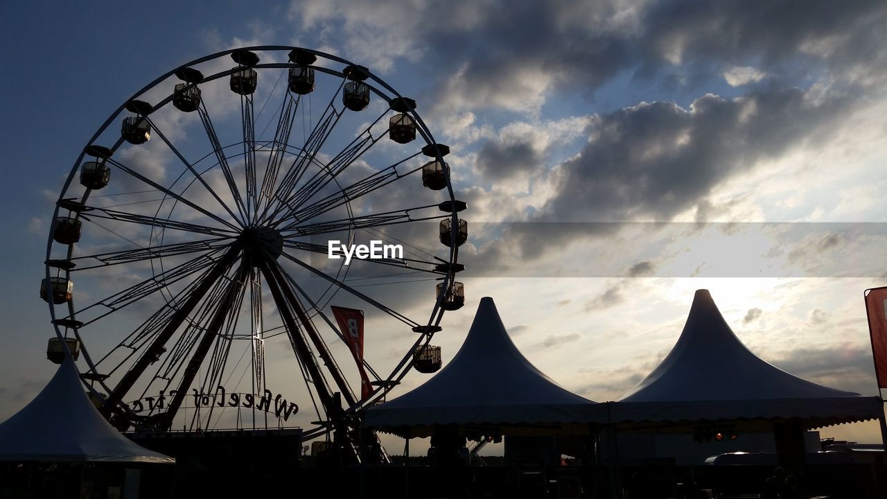 LOW ANGLE VIEW OF FERRIS WHEEL AGAINST SKY AT SUNSET