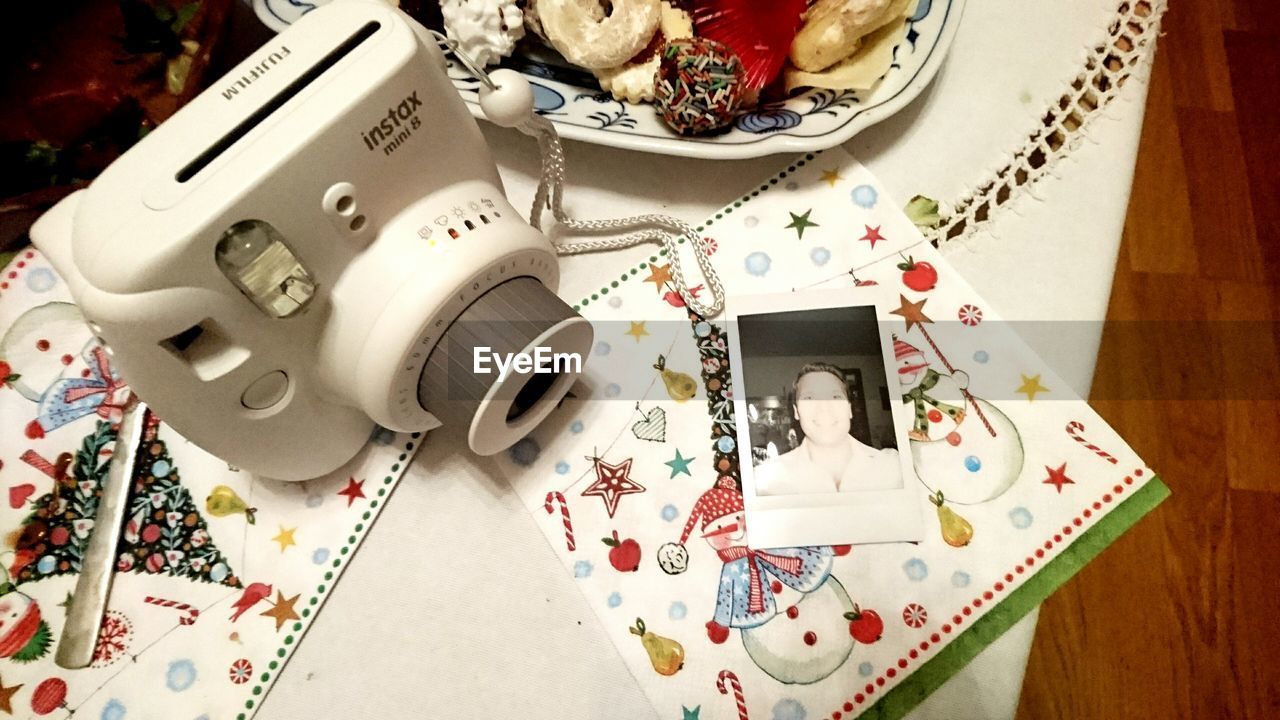 CLOSE-UP OF FOOD ON TABLE