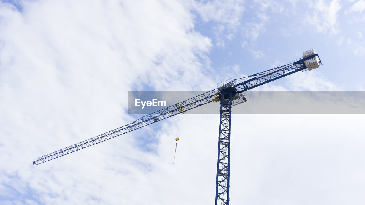 LOW ANGLE VIEW OF CRANE AGAINST CRANES