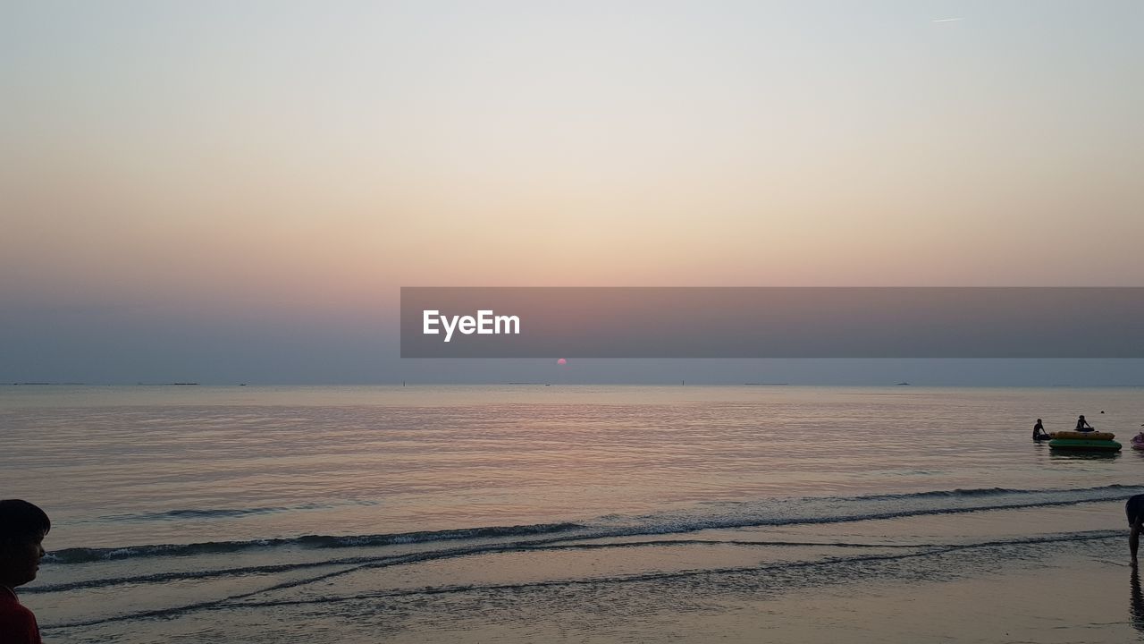 SCENIC VIEW OF SEA AGAINST SKY AT SUNSET