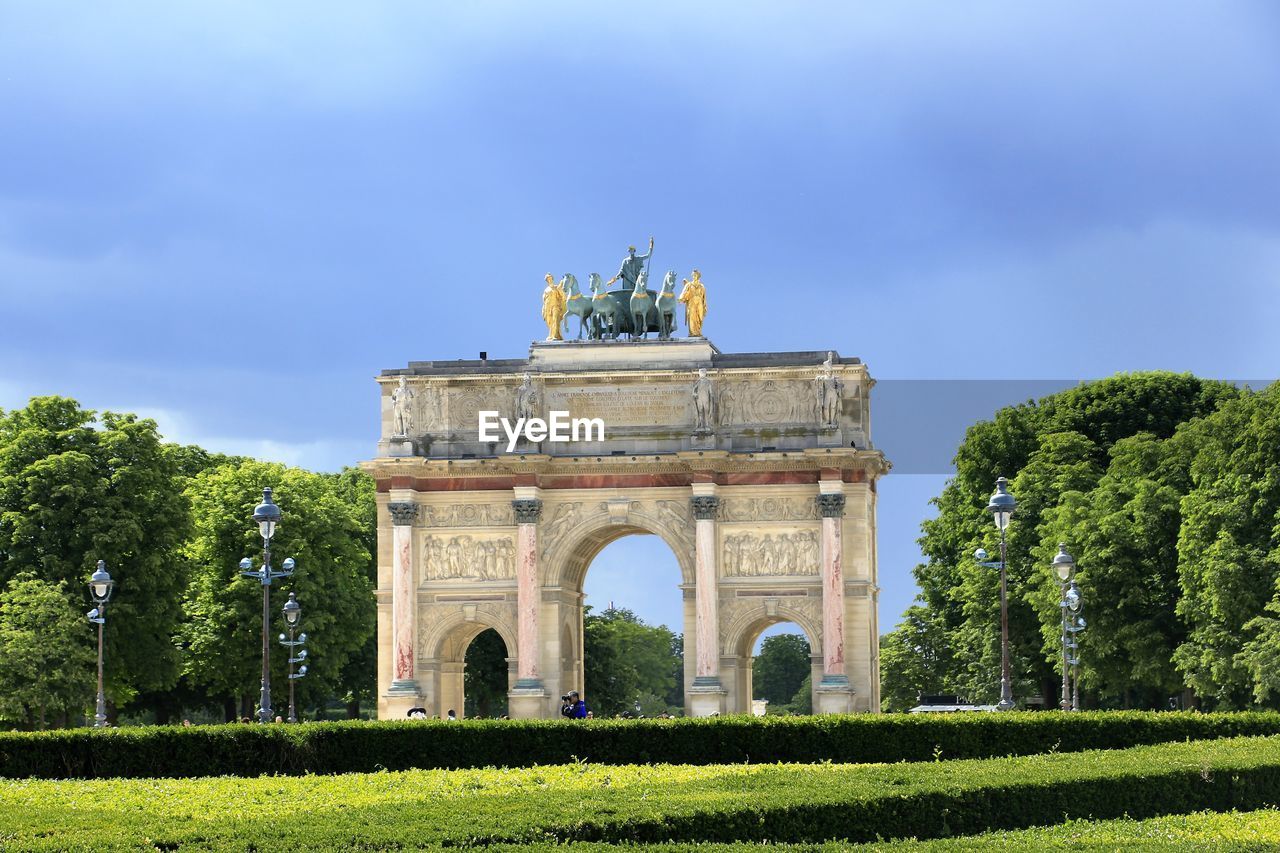 Arc de triomphe du carrousel against cloudy sky