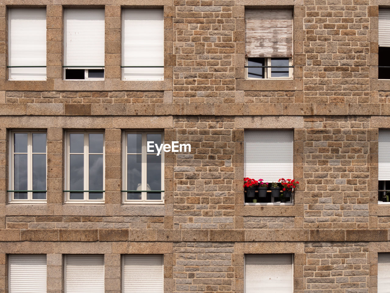 FULL FRAME SHOT OF BUILDING WITH WINDOWS