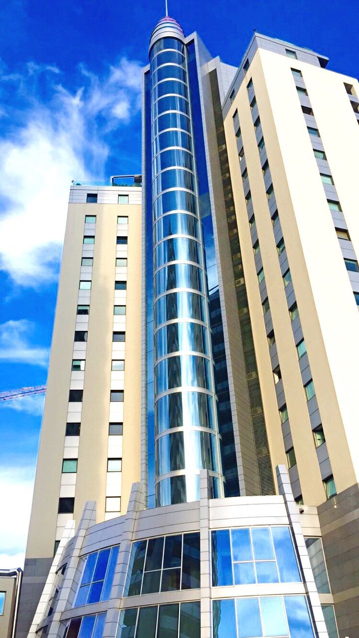 LOW ANGLE VIEW OF MODERN OFFICE BUILDING