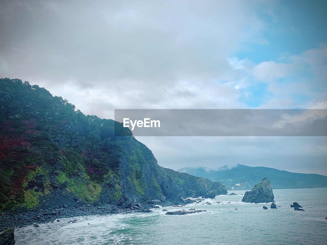 SCENIC VIEW OF SEA AND MOUNTAIN AGAINST SKY