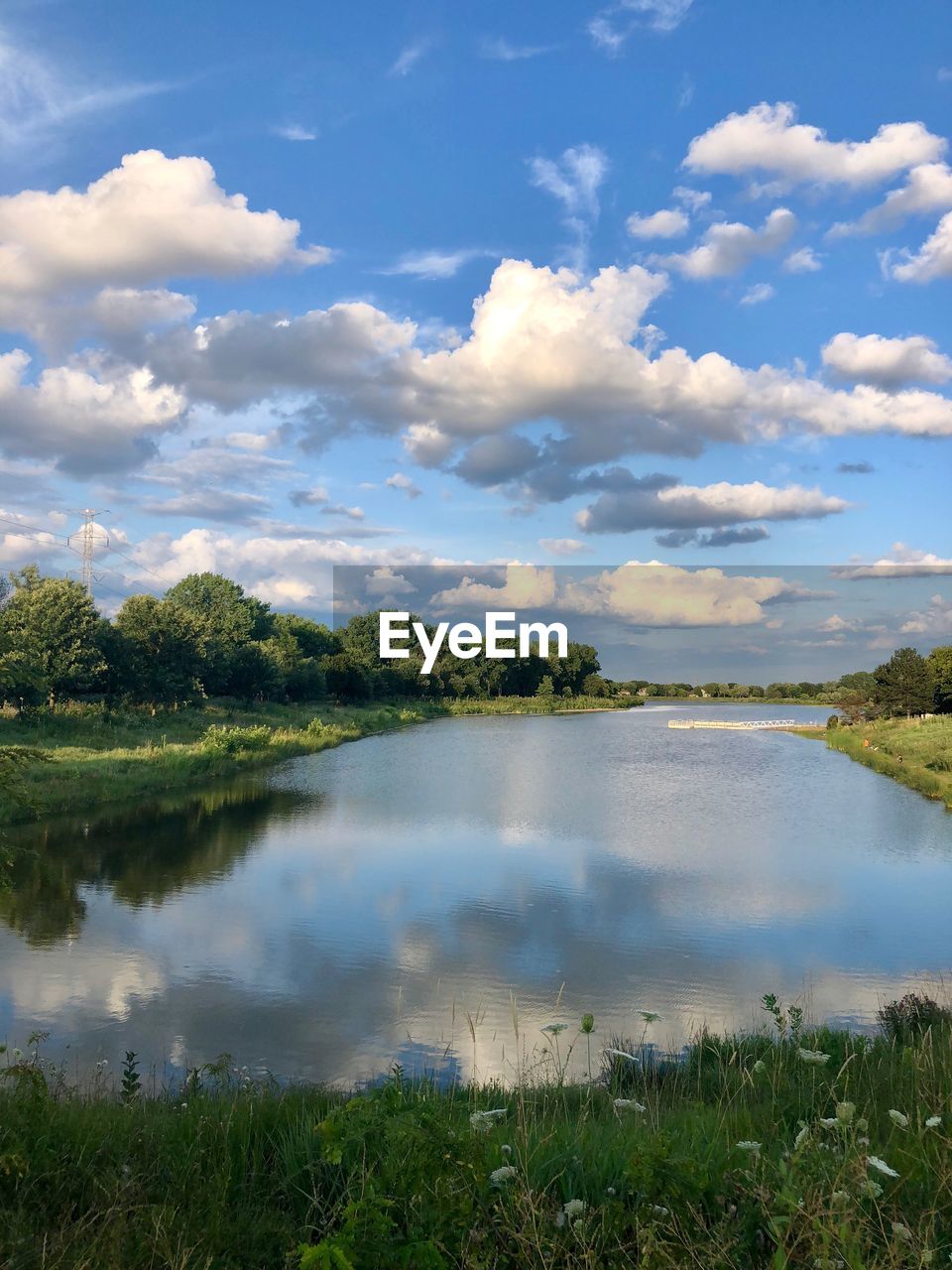 IDYLLIC VIEW OF LAKE AGAINST SKY