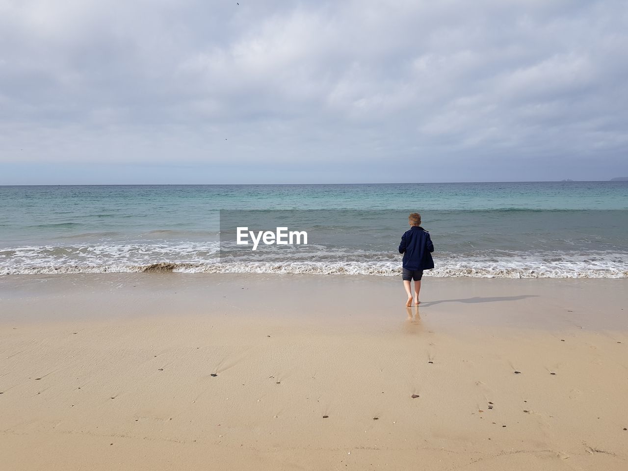 FULL LENGTH REAR VIEW OF MAN ON BEACH