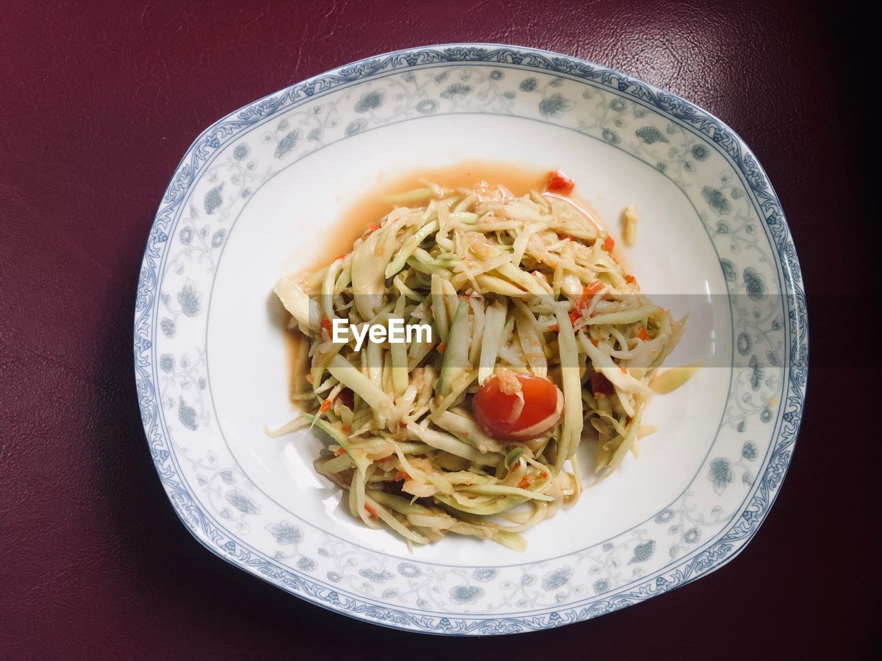 HIGH ANGLE VIEW OF FOOD IN PLATE