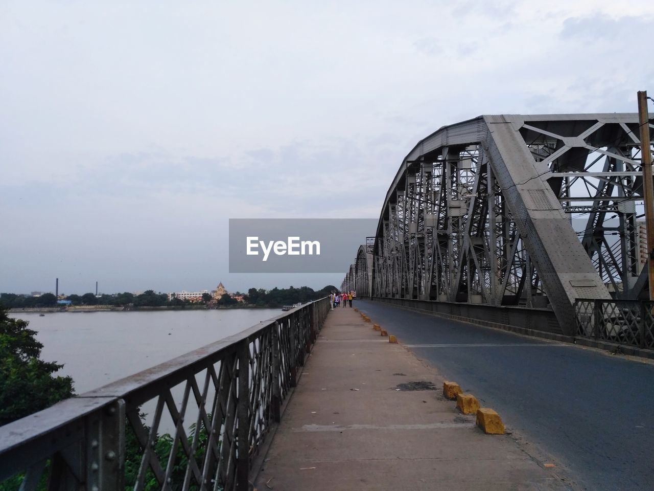 FOOTBRIDGE OVER FOOTPATH BY BRIDGE AGAINST SKY