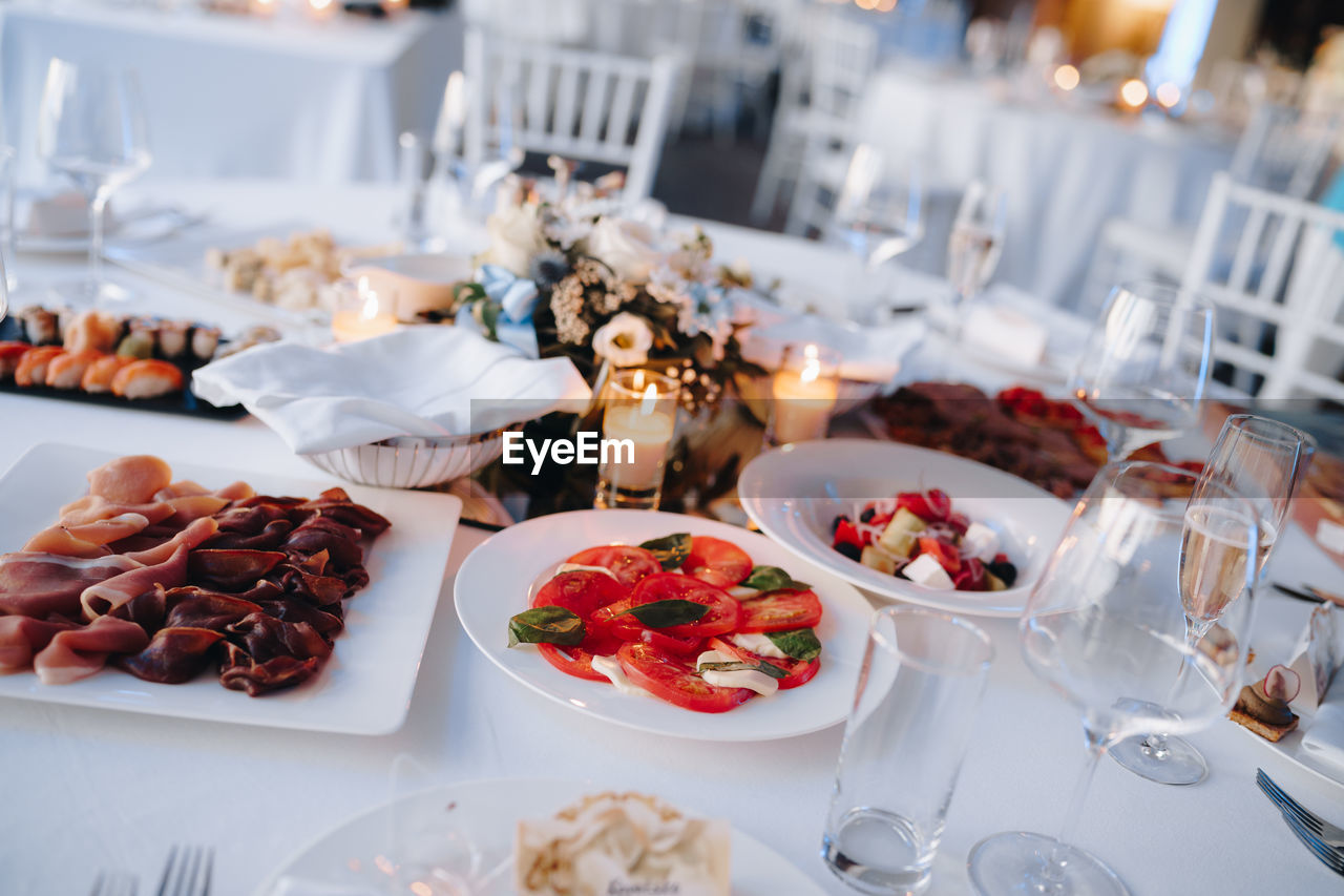 HIGH ANGLE VIEW OF FOOD ON TABLE