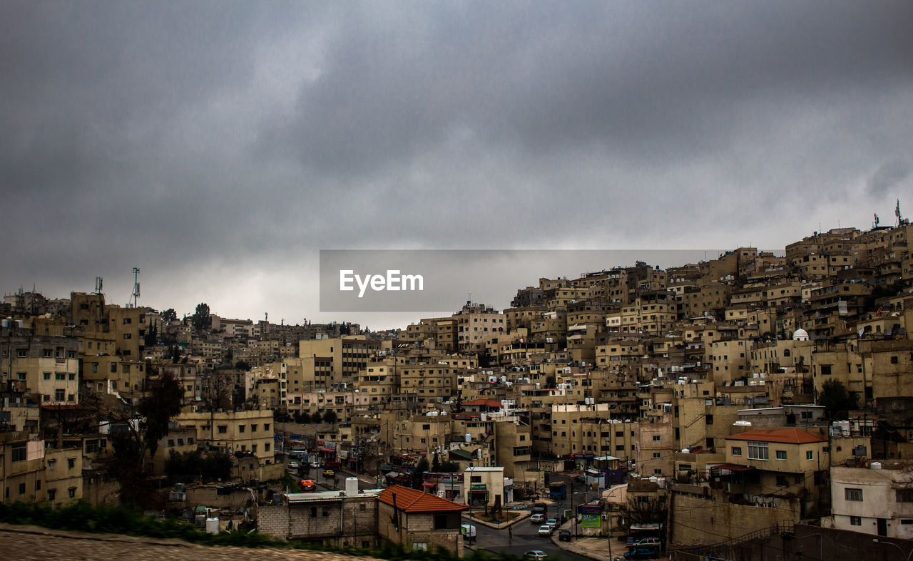 HIGH ANGLE VIEW OF BUILDINGS IN CITY AGAINST SKY