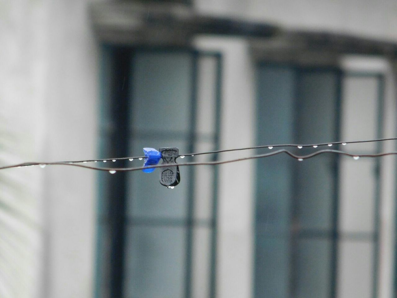 CLOSE-UP OF CHAIN HANGING ON METAL