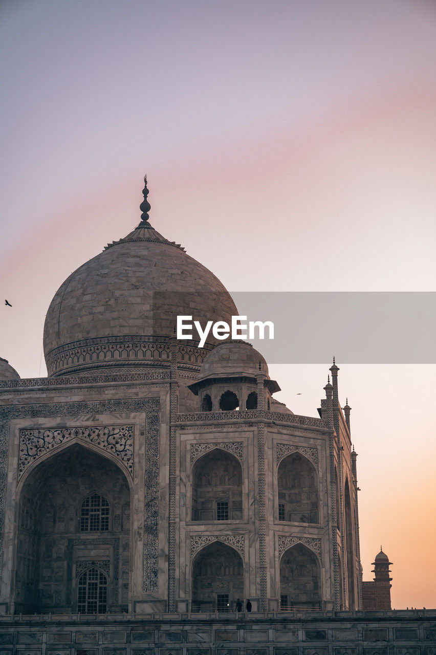 architecture, travel destinations, dome, built structure, travel, building exterior, landmark, religion, sky, tourism, history, building, the past, nature, temple, city, arch, place of worship, sunset, ancient, outdoors, monument, memorial, tomb, no people, water, belief