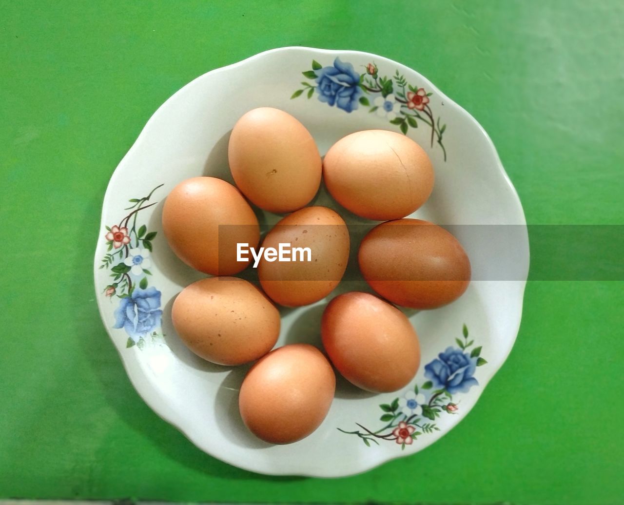 HIGH ANGLE VIEW OF EGGS IN PLATE