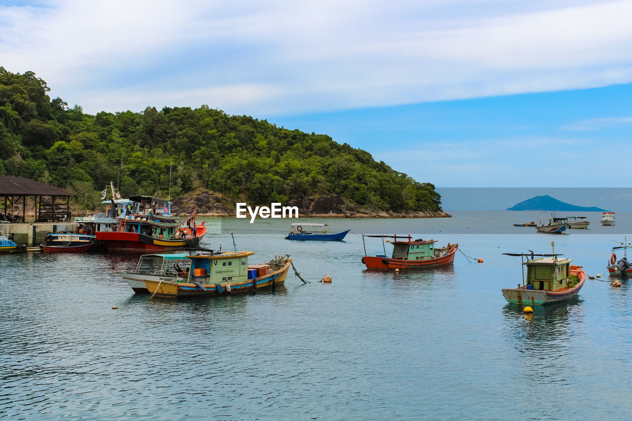 BOATS IN SEA AGAINST SKY