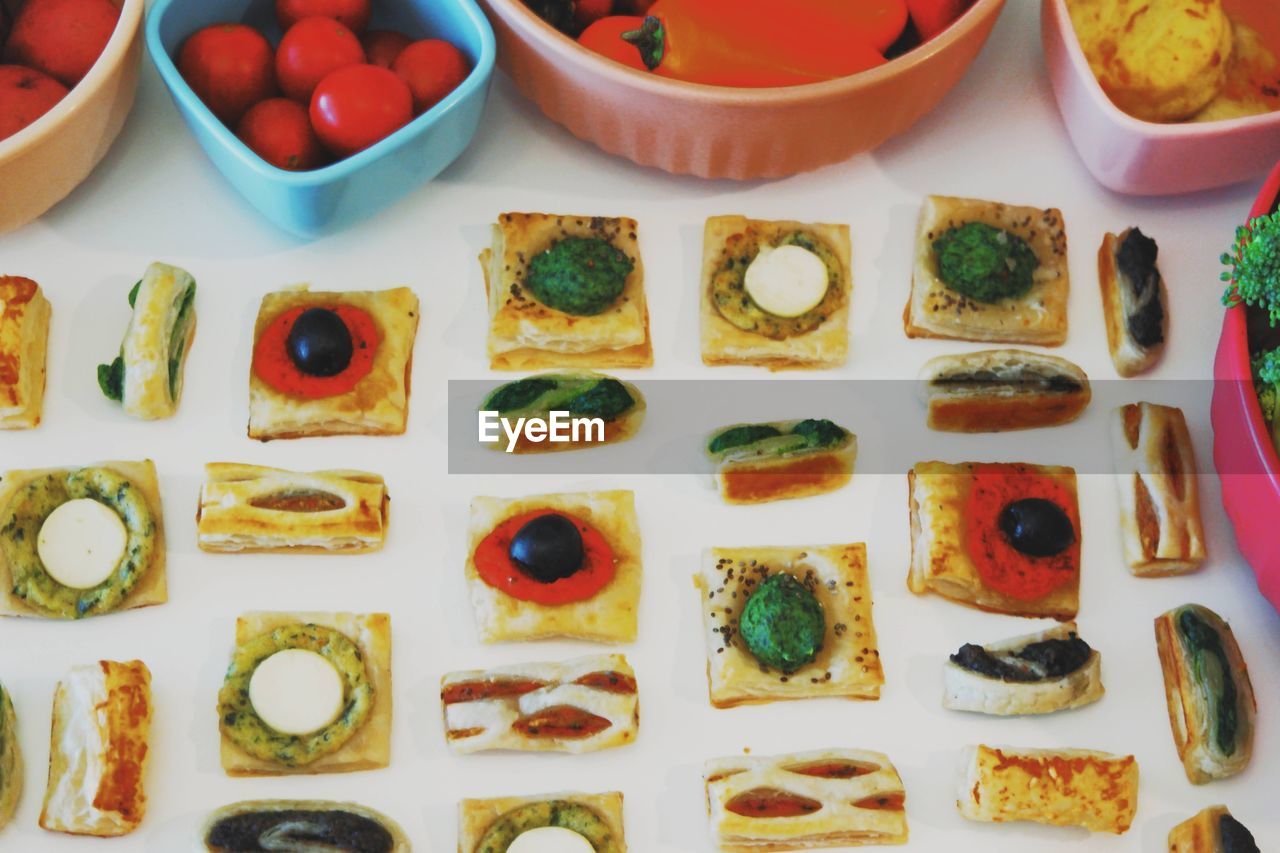 HIGH ANGLE VIEW OF VEGETABLES ON TABLE