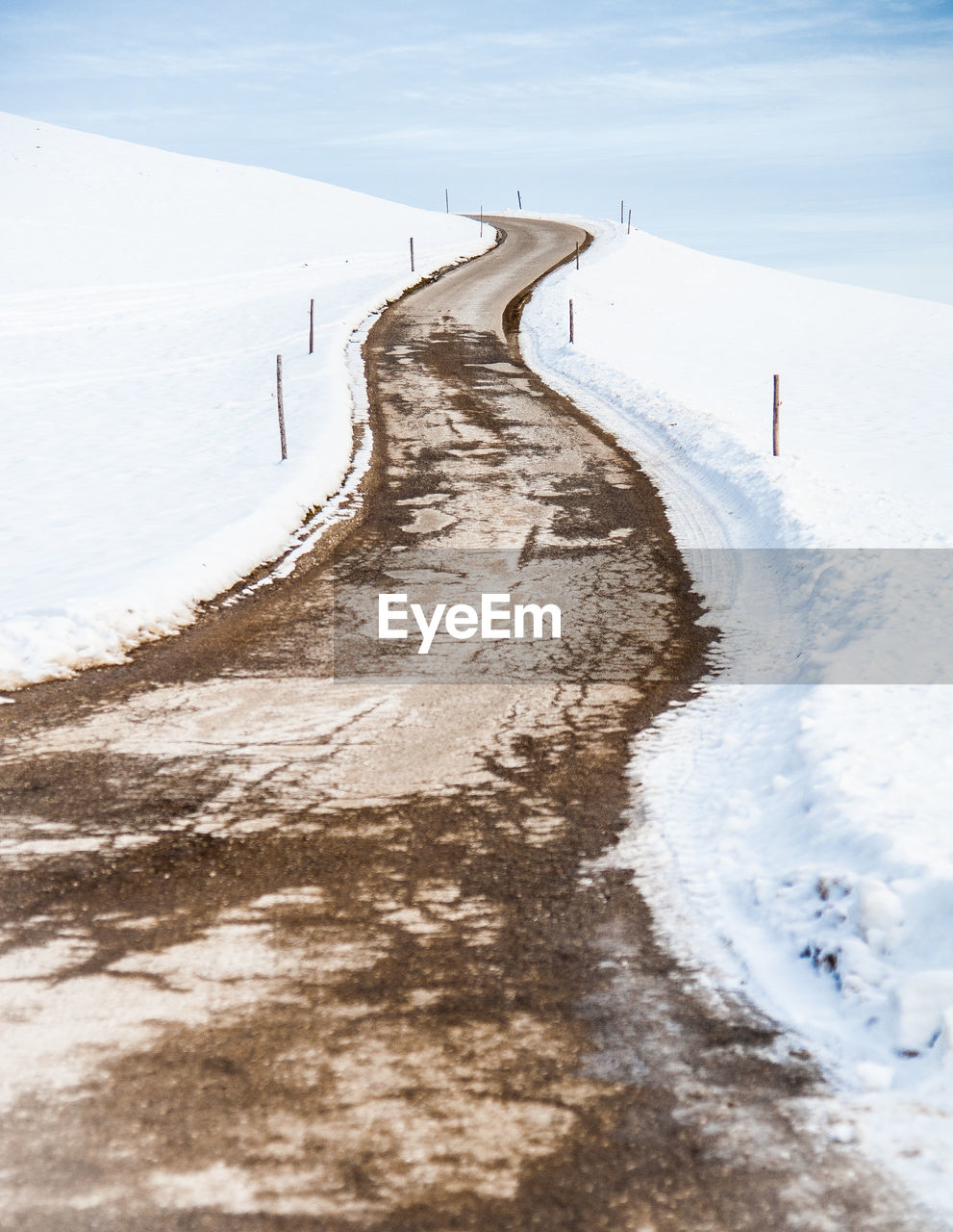 SCENIC VIEW OF SNOW COVERED LAND AGAINST SKY