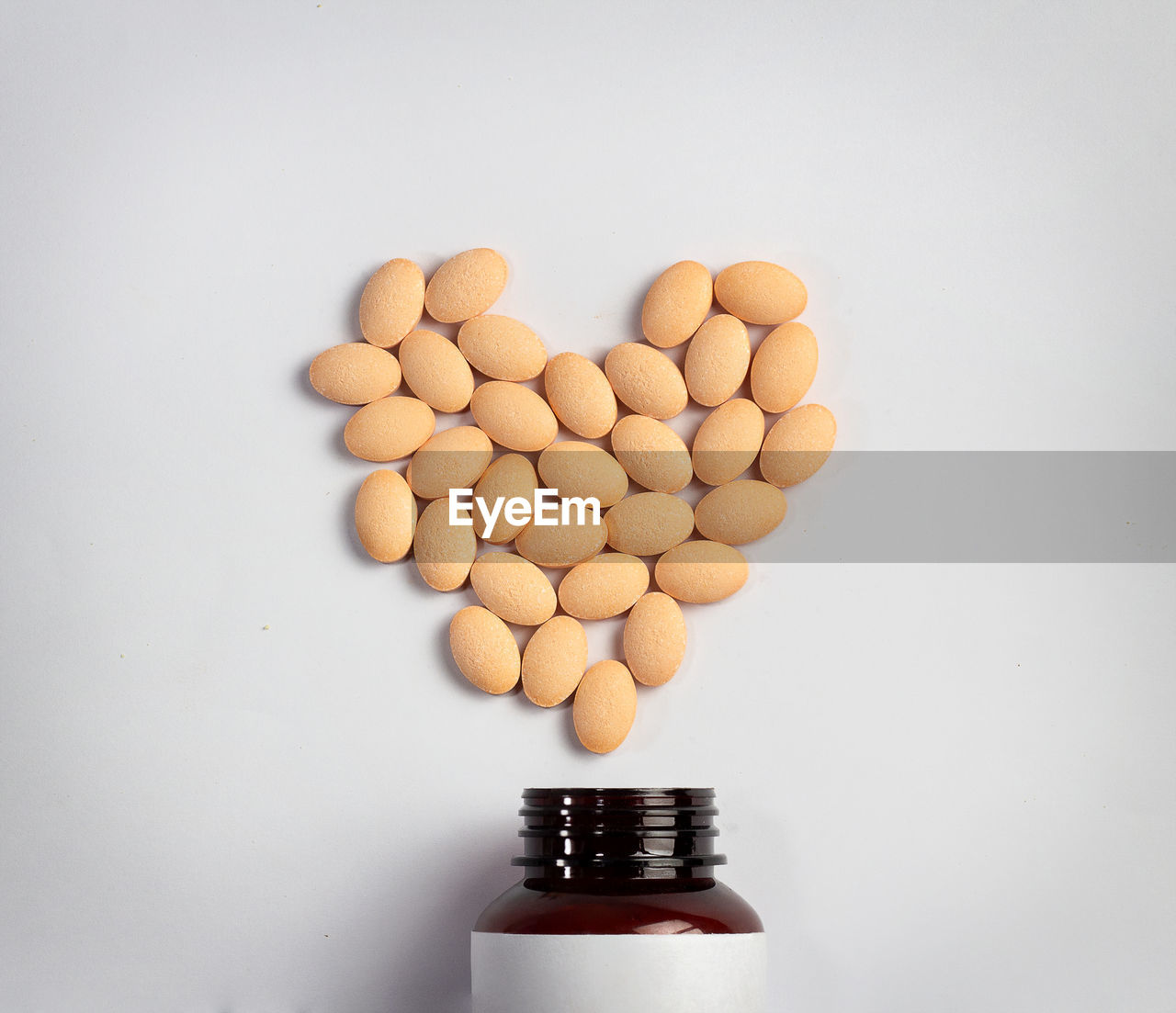 HIGH ANGLE VIEW OF BREAD IN CONTAINER AGAINST WHITE BACKGROUND