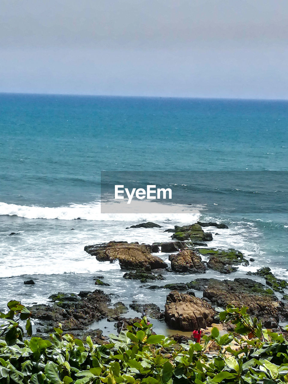 SCENIC VIEW OF ROCKS ON SEA AGAINST SKY