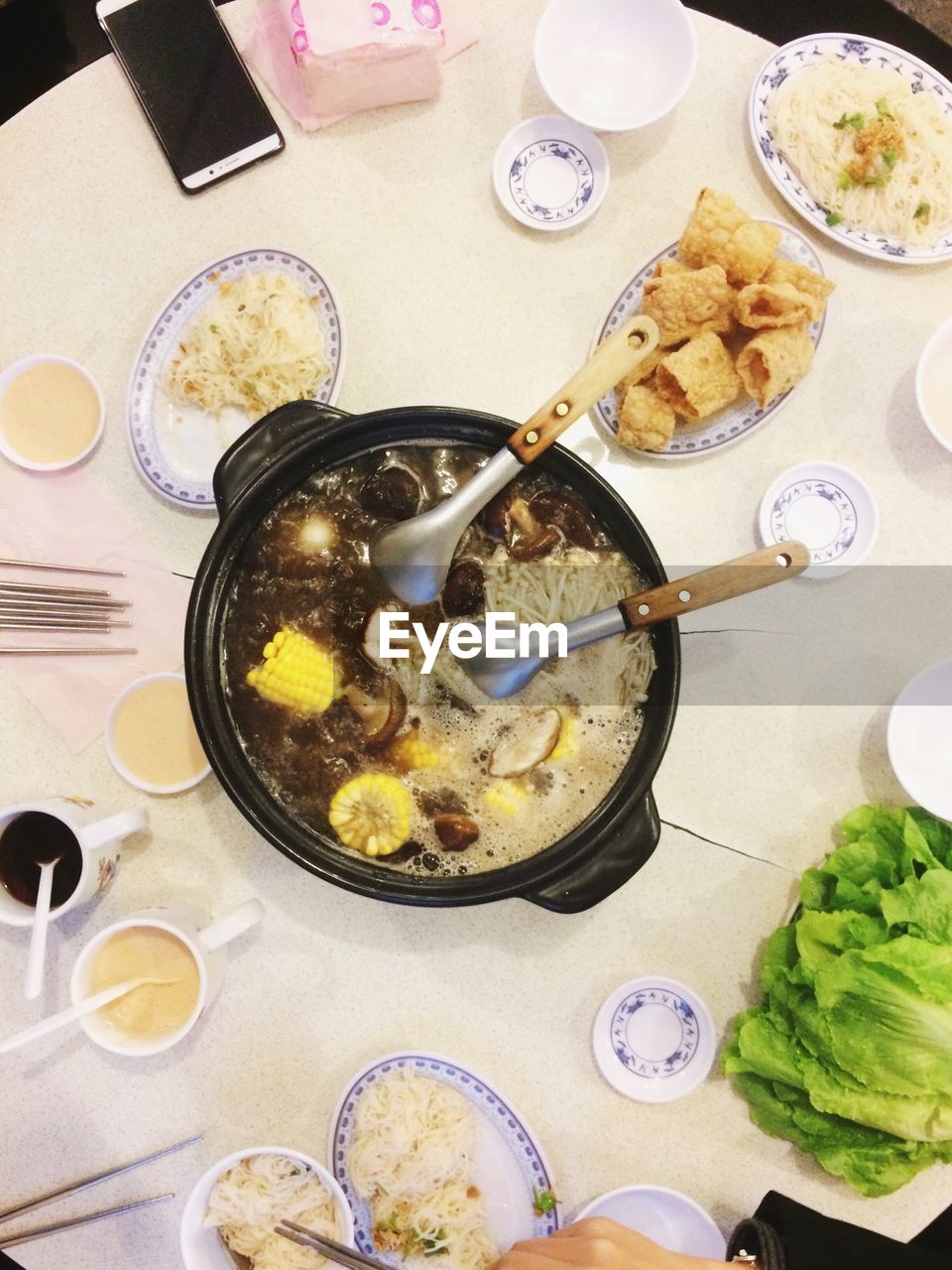 HIGH ANGLE VIEW OF FOOD IN BOWL ON TABLE