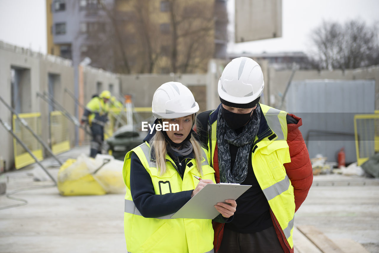 Construction manager in discussion with the architect on a building site