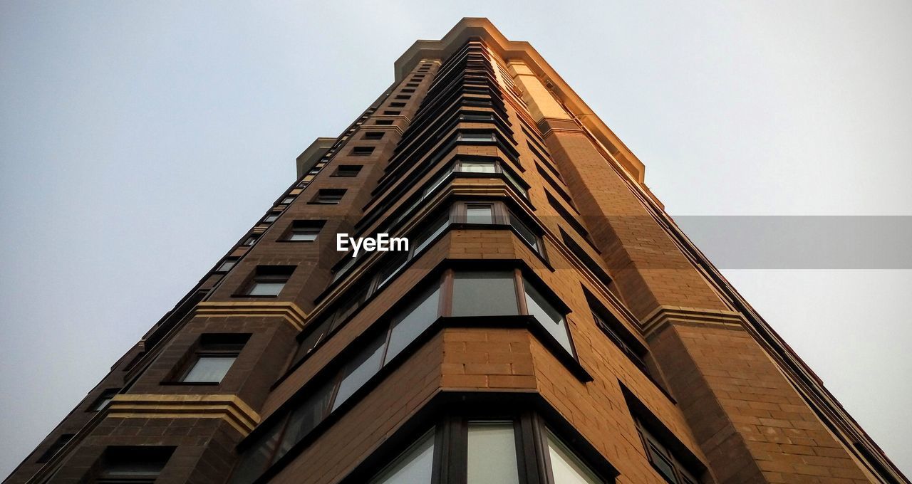 LOW ANGLE VIEW OF SKYSCRAPER AGAINST SKY