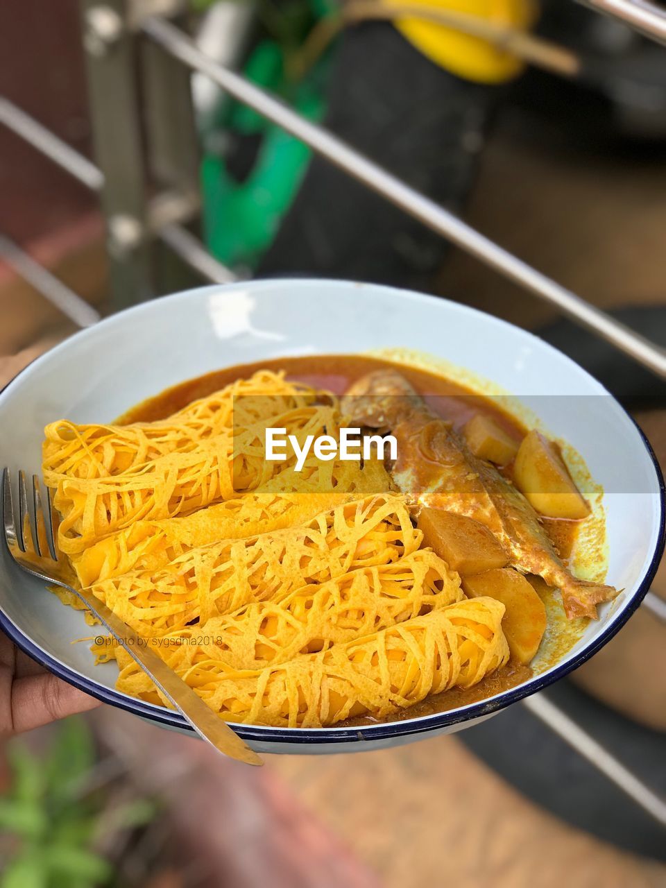 HIGH ANGLE VIEW OF FOOD IN BOWL