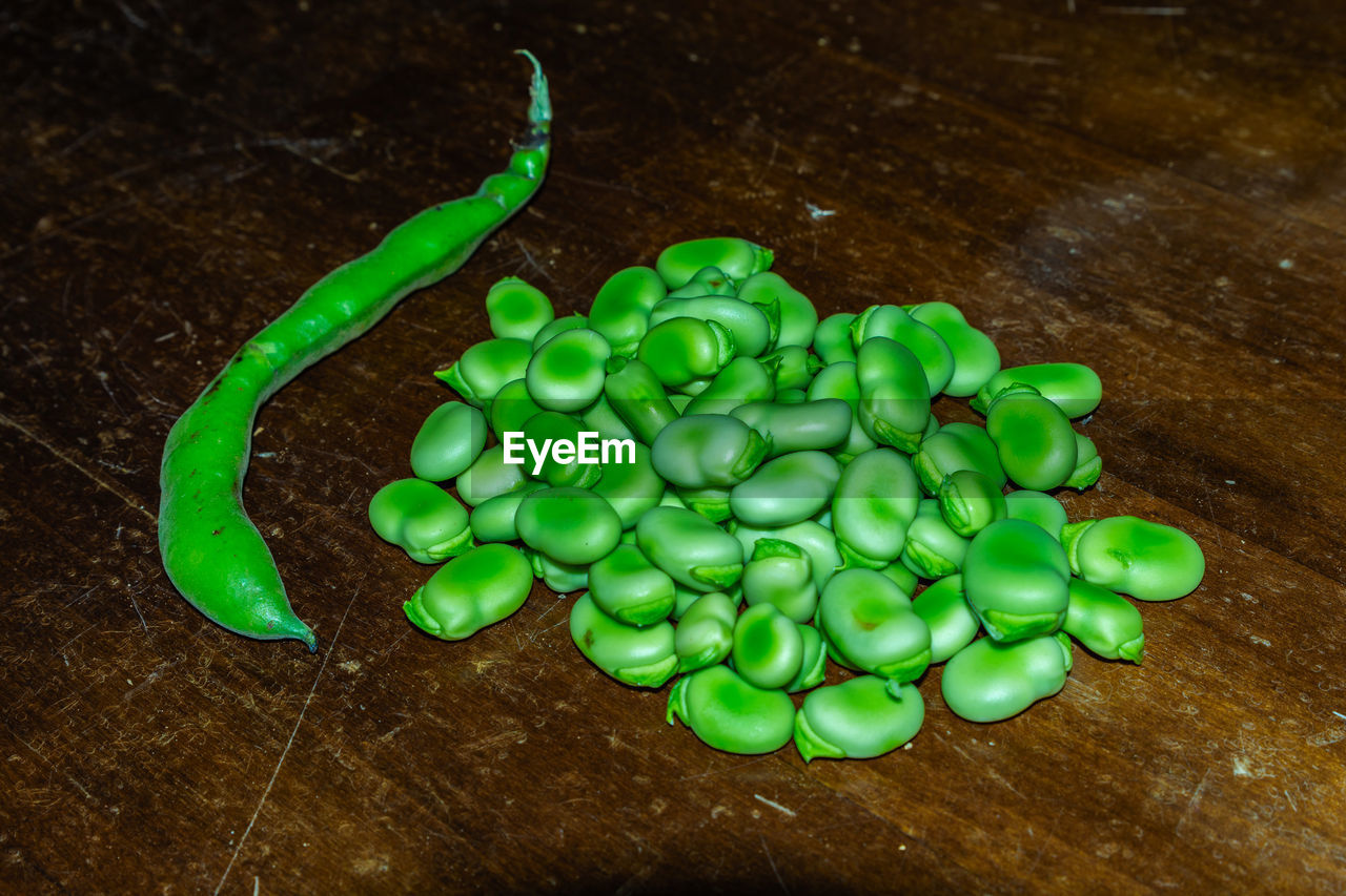 HIGH ANGLE VIEW OF GREEN TOMATOES ON TABLE