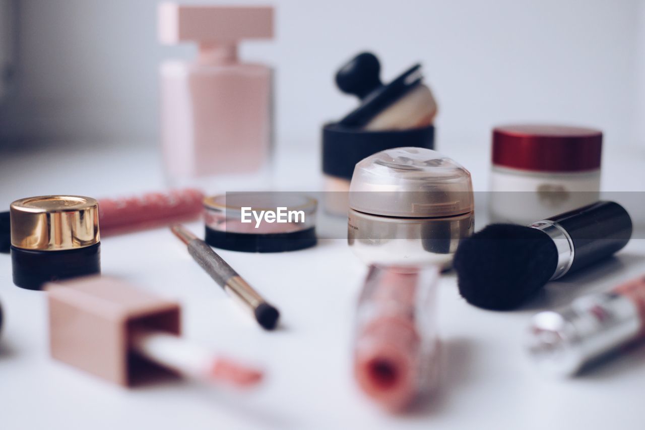 cosmetics, make-up, hand, human eye, indoors, beauty product, lipstick, make-up brush, pink, lip, still life, skin, selective focus, close-up, table, studio shot, group of objects, large group of objects, variation, healthcare and medicine