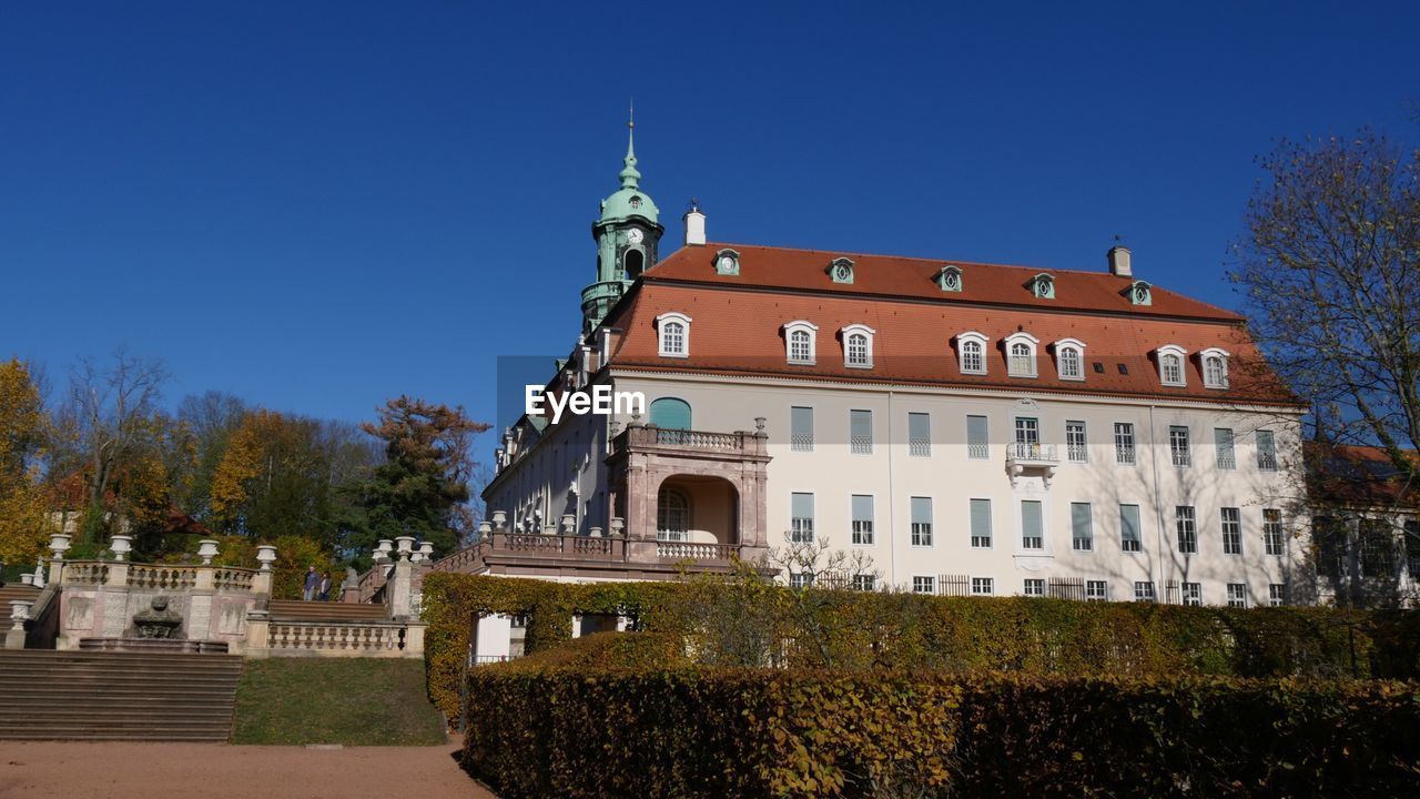 LOW ANGLE VIEW OF HISTORICAL BUILDING AGAINST CLEAR BLUE SKY