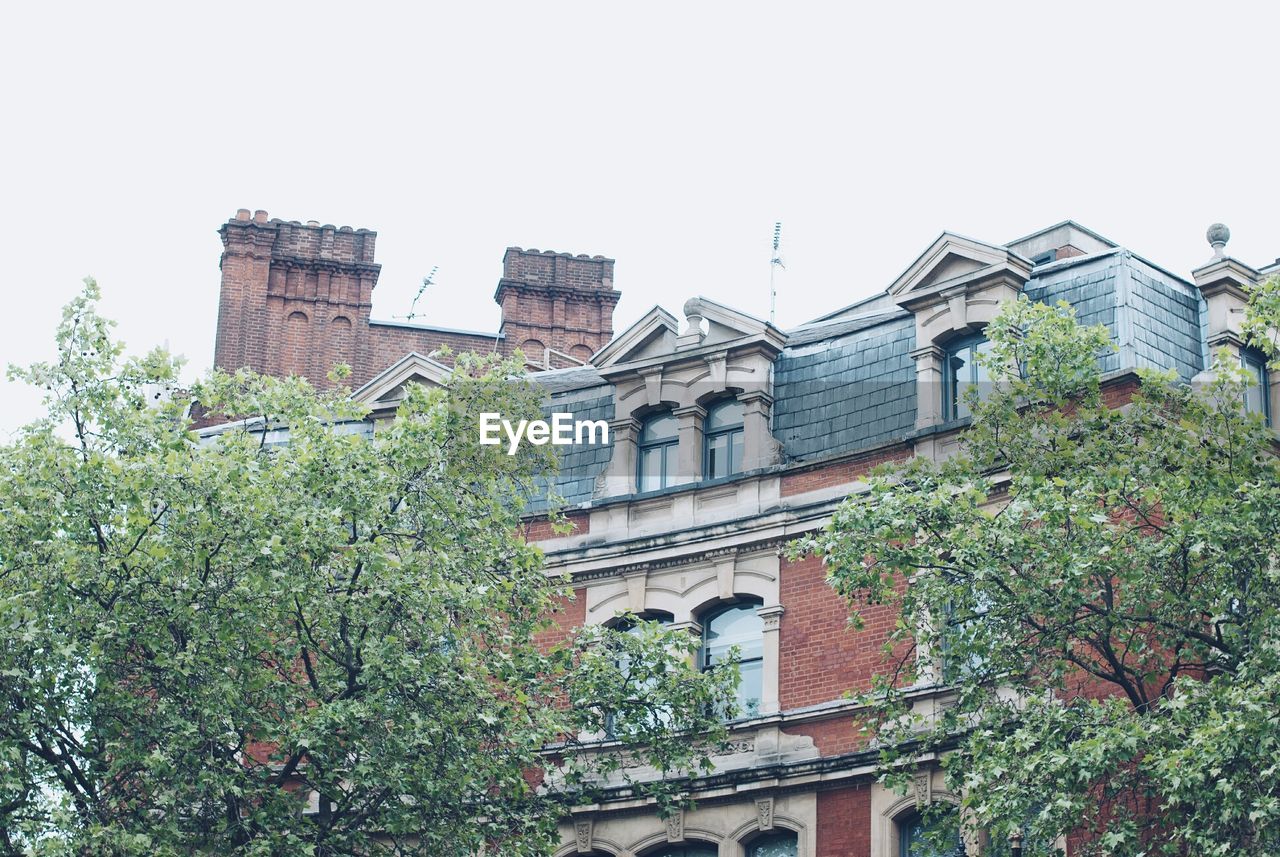 LOW ANGLE VIEW OF BUILDINGS AGAINST SKY