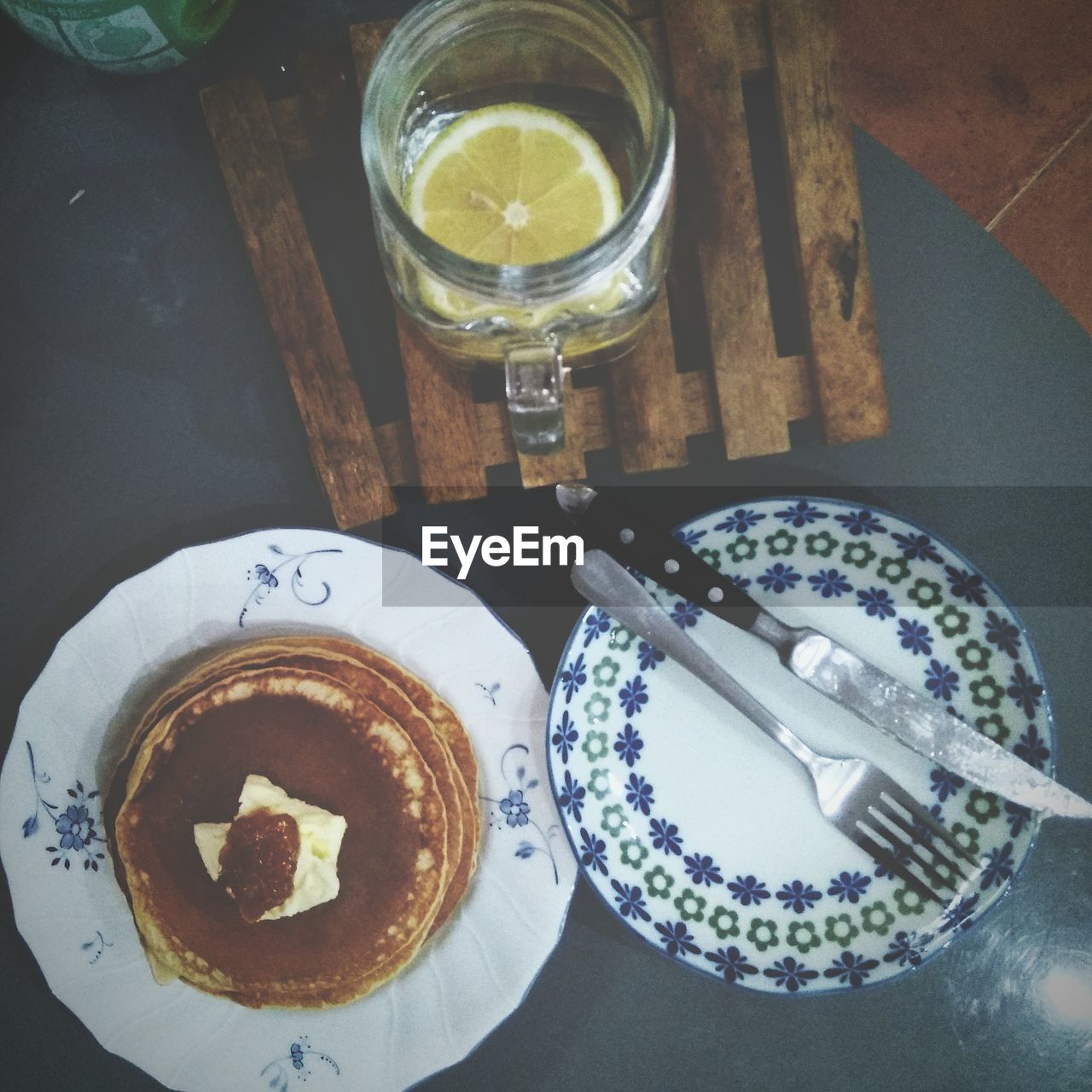 HIGH ANGLE VIEW OF FOOD ON TABLE