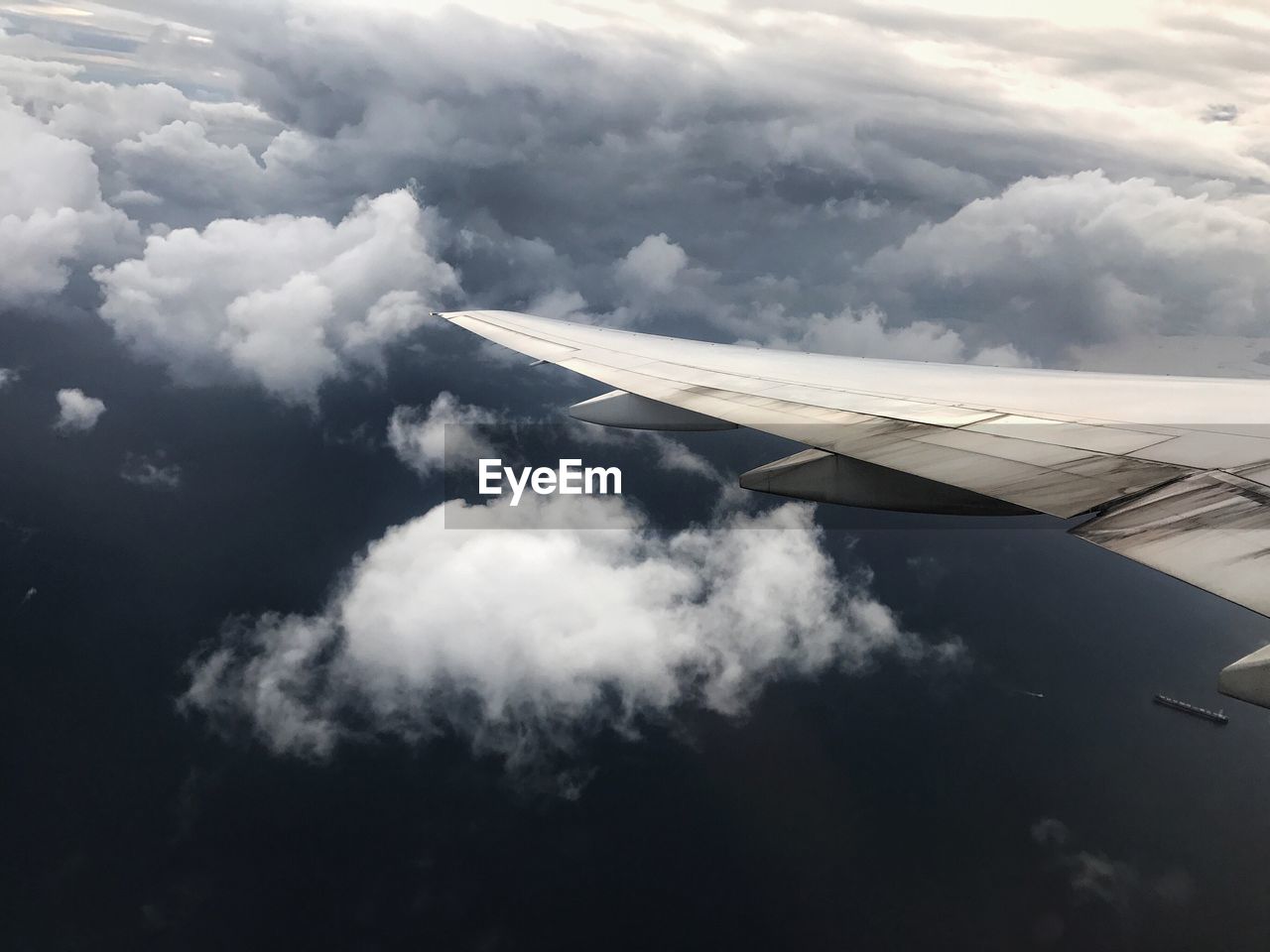 AERIAL VIEW OF AIRPLANE WING