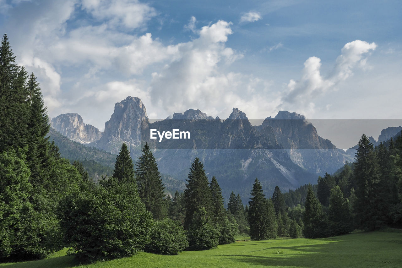 SCENIC VIEW OF GREEN MOUNTAINS AGAINST SKY