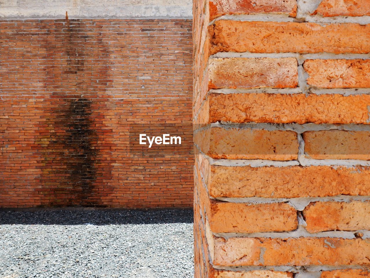 FULL FRAME SHOT OF BRICK WALL WITH RED STONE WALLS