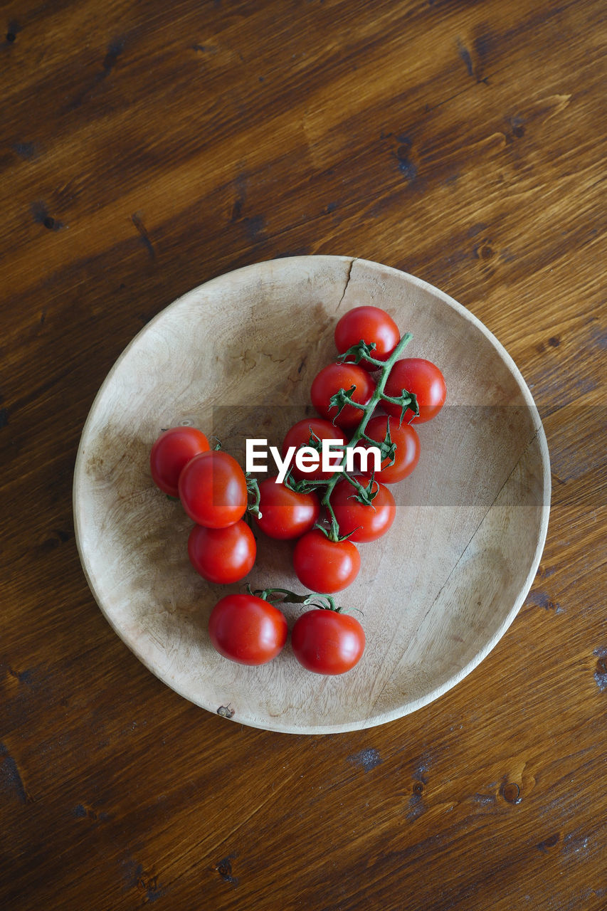 HIGH ANGLE VIEW OF CHERRIES ON TABLE