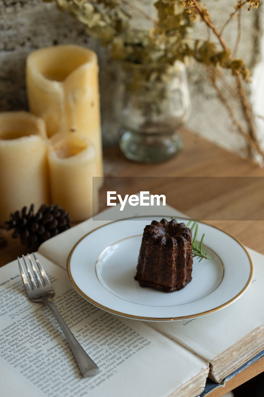 CLOSE-UP OF CAKE ON PLATE