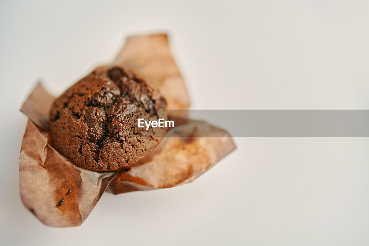 CLOSE-UP OF COOKIES IN PLATE