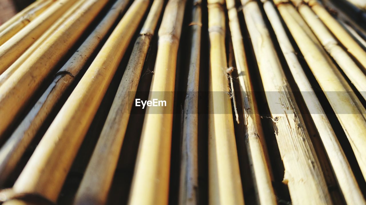 FULL FRAME SHOT OF WOODEN ROOF