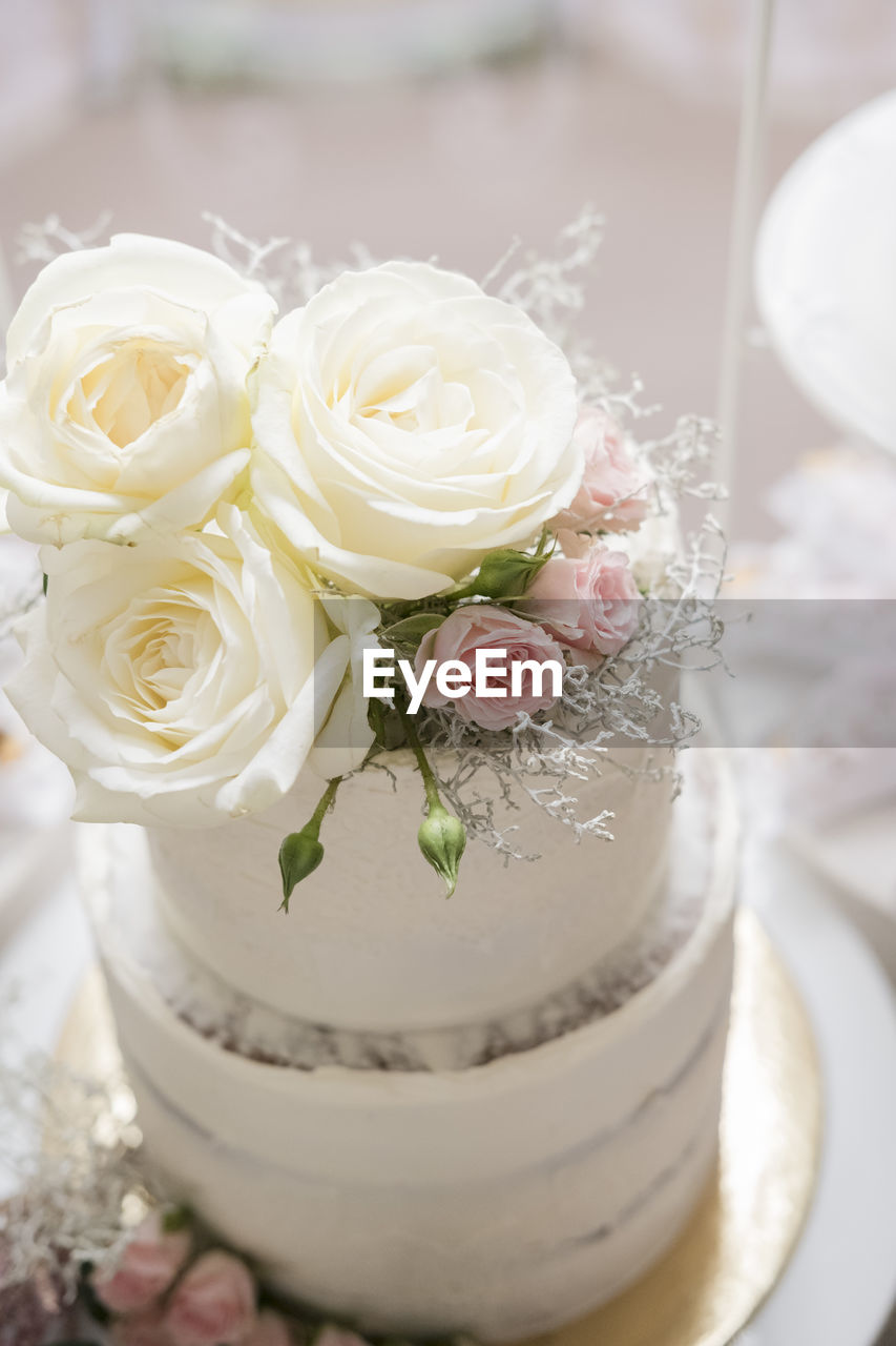 HIGH ANGLE VIEW OF ROSE BOUQUET ON WHITE WALL