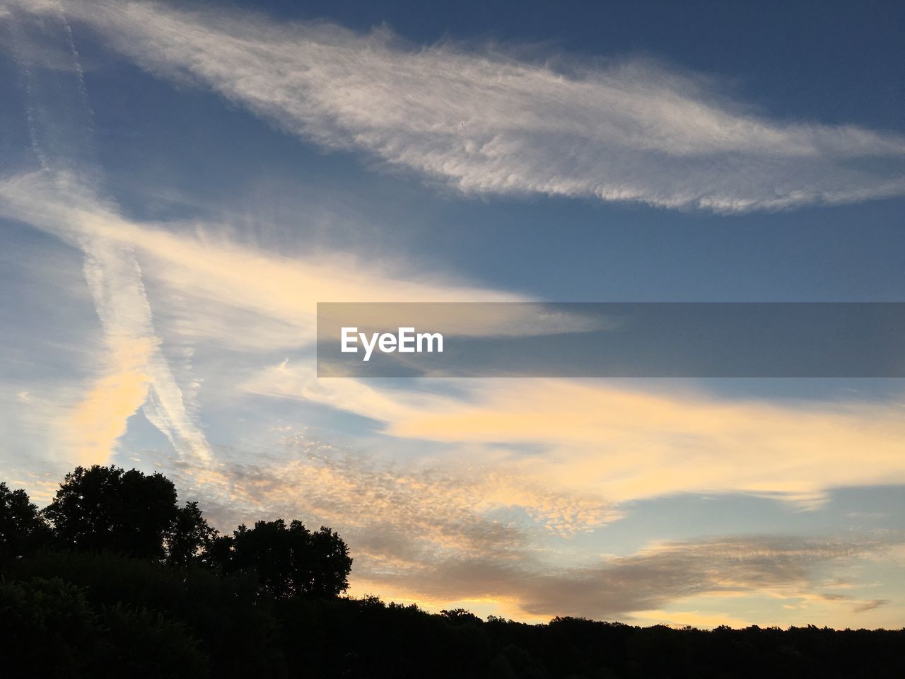 SCENIC VIEW OF LANDSCAPE AT SUNSET