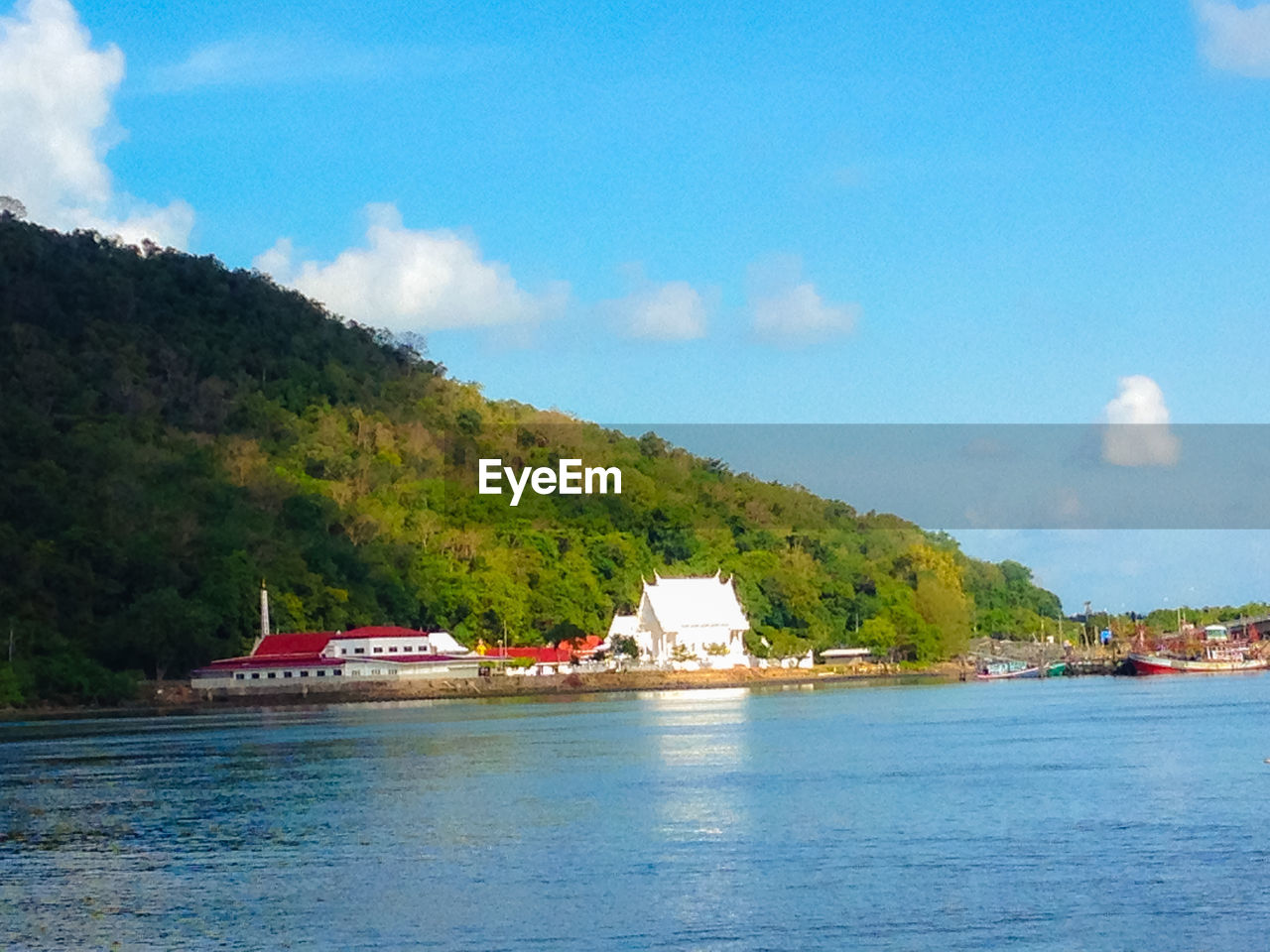 SCENIC VIEW OF SEA AND MOUNTAINS AGAINST SKY