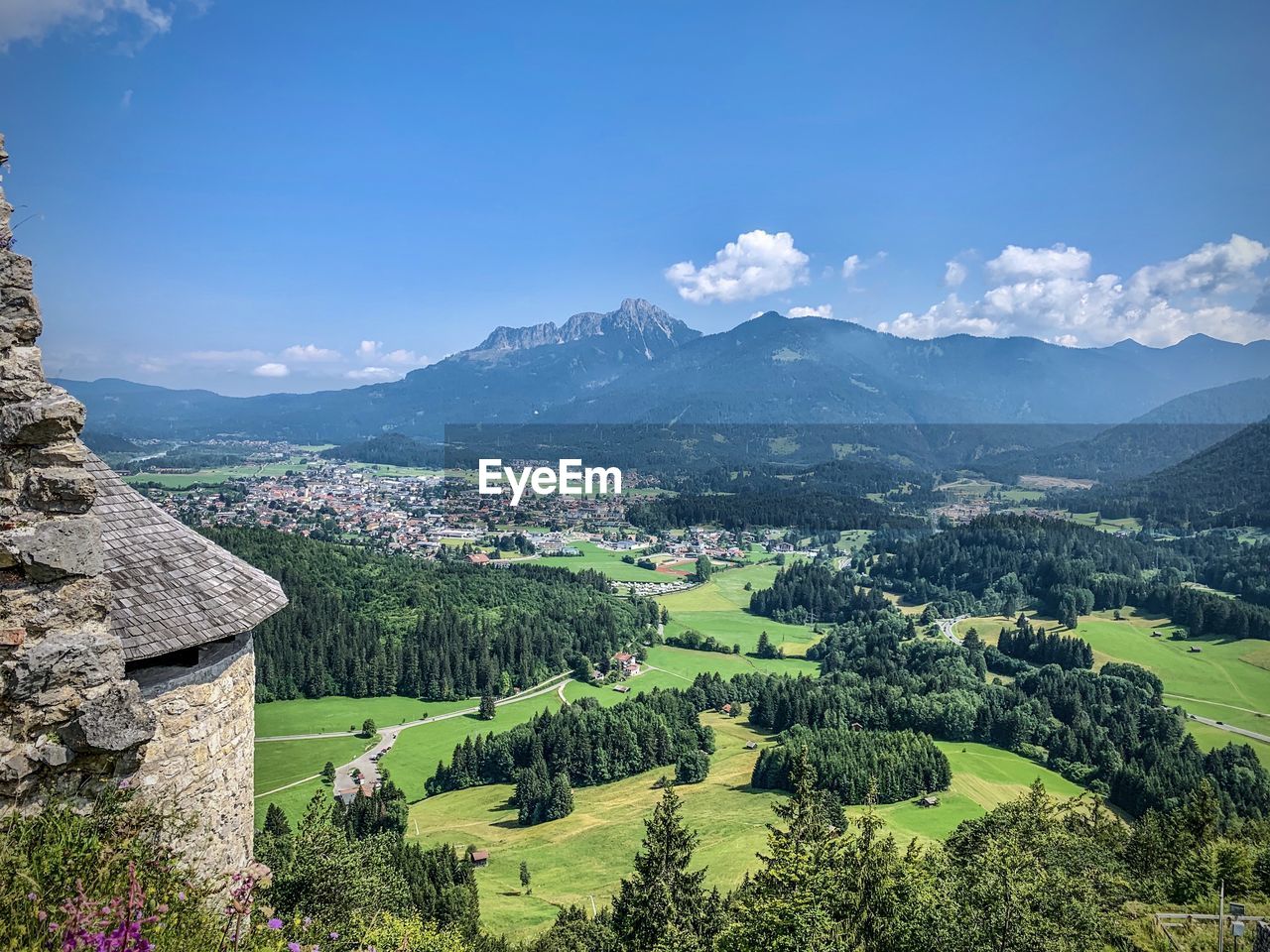 PANORAMIC VIEW OF LANDSCAPE AND MOUNTAINS AGAINST SKY