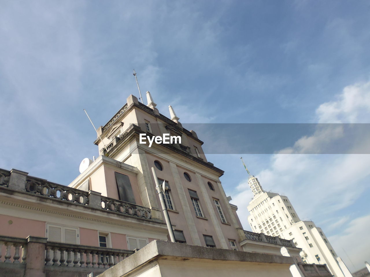 LOW ANGLE VIEW OF BUILDINGS AGAINST THE SKY