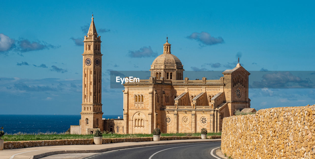 VIEW OF BUILDINGS AGAINST SKY