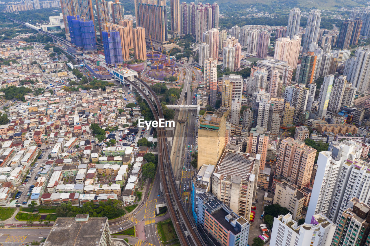 AERIAL VIEW OF BUILDINGS IN CITY