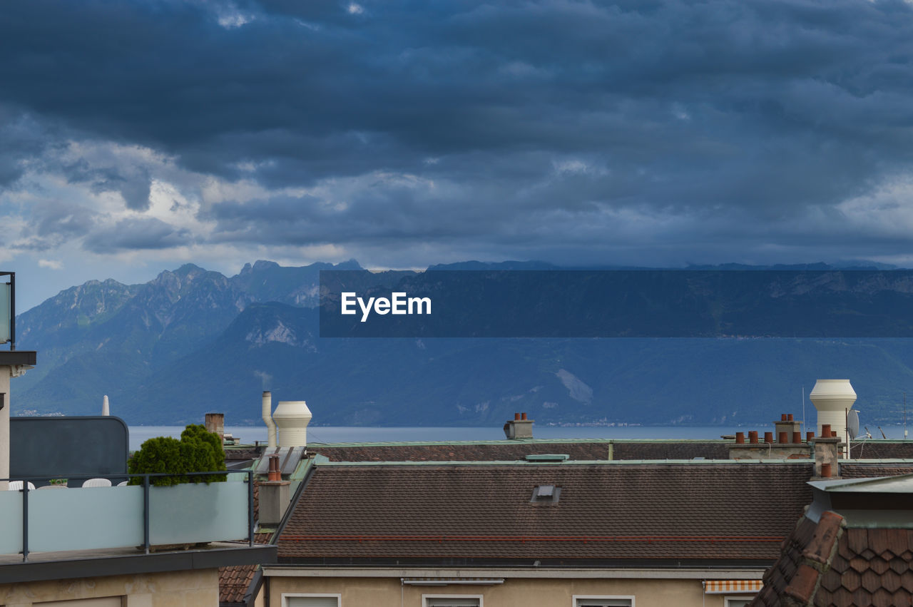 HIGH ANGLE VIEW OF HOUSES AGAINST SKY