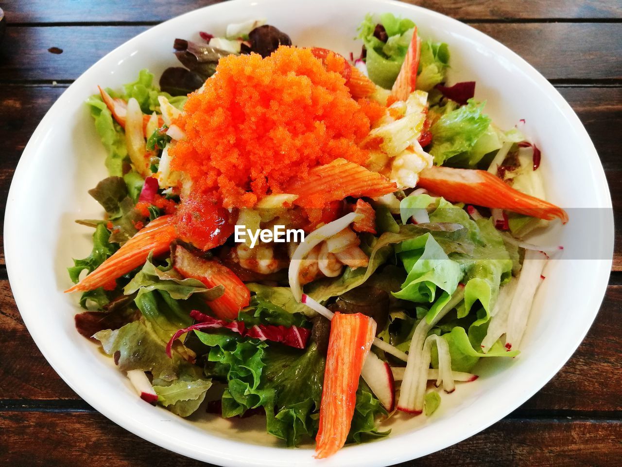 HIGH ANGLE VIEW OF SALAD IN PLATE