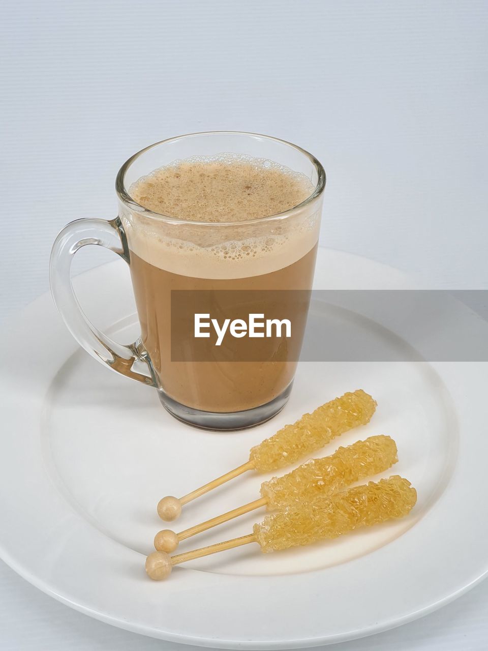 HIGH ANGLE VIEW OF COFFEE IN GLASS