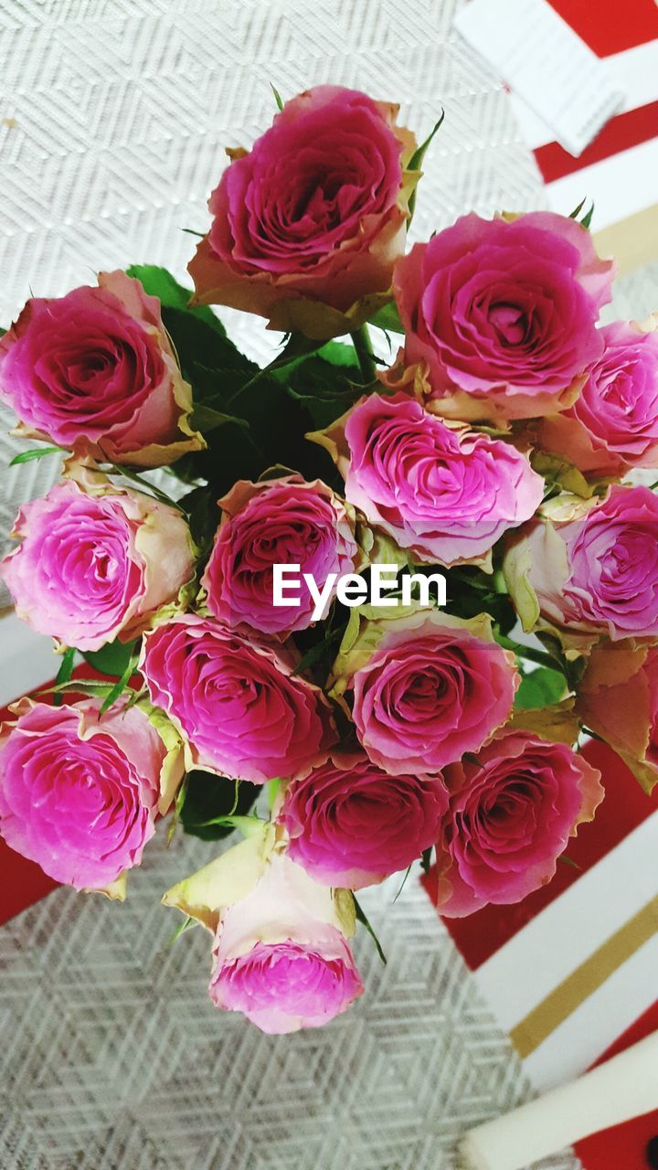 HIGH ANGLE VIEW OF BOUQUET ON TABLE