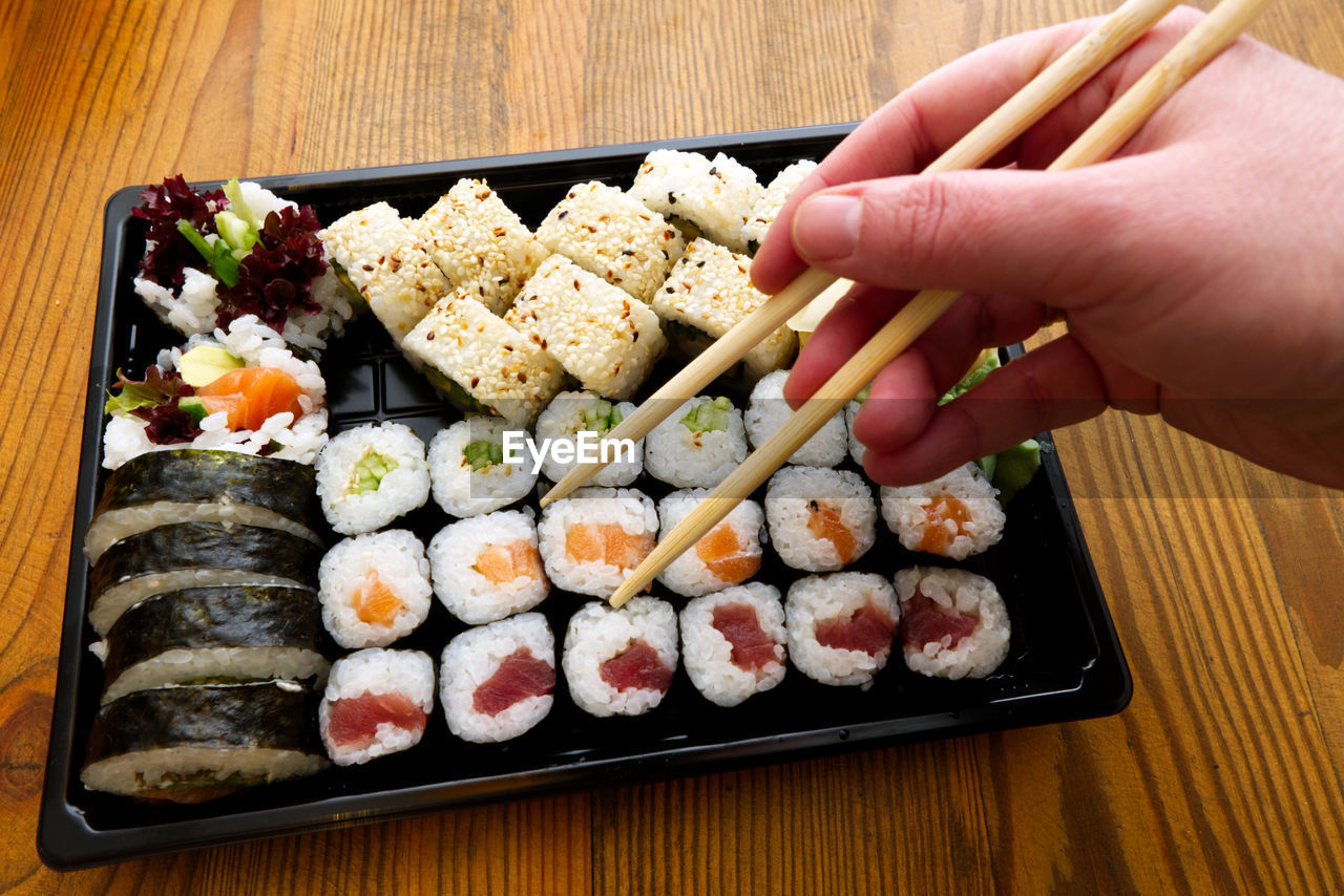 HIGH ANGLE VIEW OF SUSHI ON TRAY